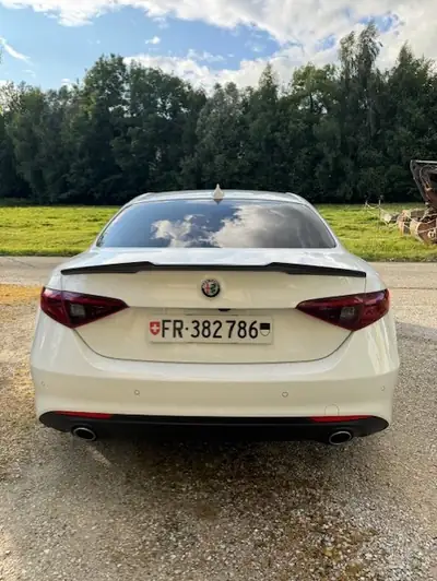 Alfa Romeo Giulia 2.2 JTDM Super — Berline diesel élégante, 157000 km, transmission automatique — Seitenansicht