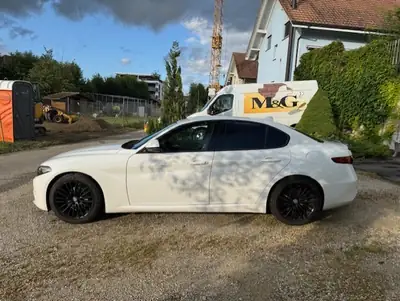 Alfa Romeo Giulia 2.2 JTDM Super — Berline diesel élégante, 157000 km, transmission automatique — Heckansicht