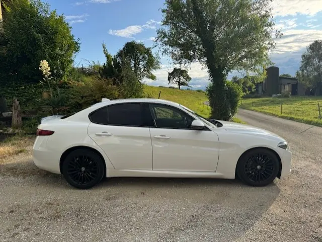 Alfa Romeo Giulia 2.2 JTDM Super — Berline diesel élégante, 157000 km, transmission automatique — Außenansicht