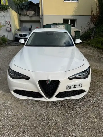 Alfa Romeo Giulia 2.2 JTDM Super — Berline diesel élégante, 157000 km, transmission automatique — Innenraum