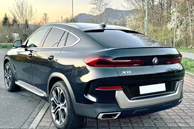 BMW X6 xDrive 40i Steptronic xLine — SUV coupé élégant, 340 ch et 99 000 km — vista posteriore