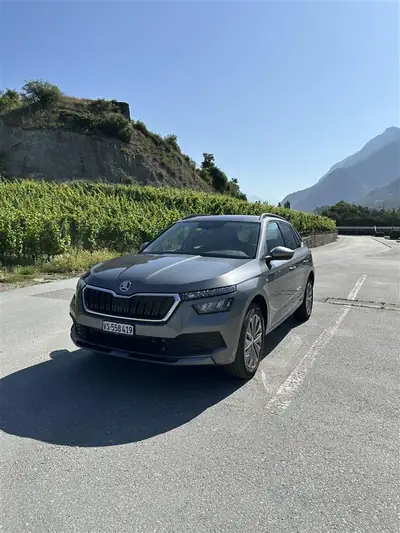 Skoda Kamiq 1.0 TSI Tour — Petit SUV urbain économe, 25 500 km seulement — vue extérieure
