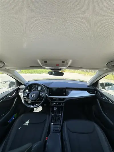 Skoda Kamiq 1.0 TSI Tour — Petit SUV urbain économe, 25 500 km seulement — tableau de bord