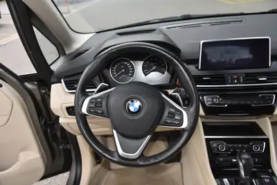 BMW 225i Active Tourer Luxury Line — Monospace polyvalent, motorisation 231 ch et faible kilométrage — interni