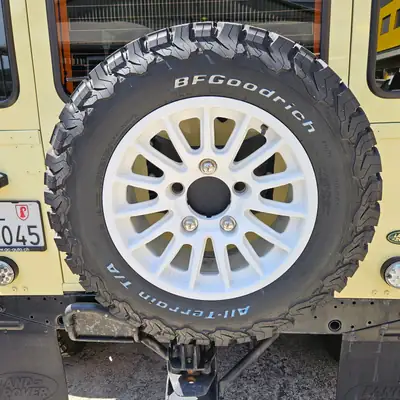 Land Rover Defender 90 SW 2.4 TDi — Légende 4x4, équipé Bowler, prêt à l'aventure — détail