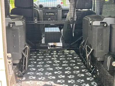 Land Rover Defender 90 SW 2.4 TDi — Légende 4x4, équipé Bowler, prêt à l'aventure — tableau de bord