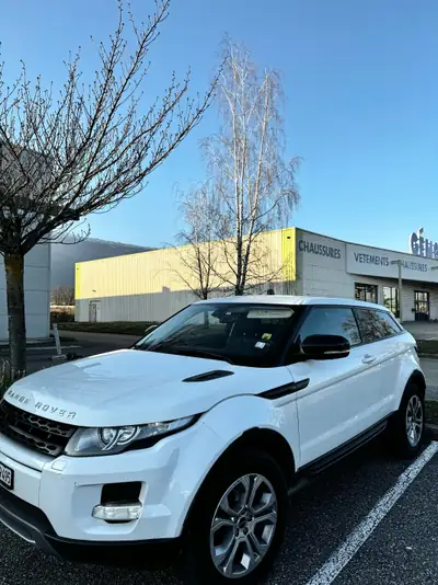 Range Rover Evoque 2.2 TD4 Dynamic — SUV compact premium, moteur diesel efficace — Heckansicht