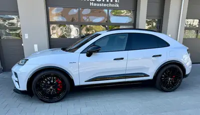 Porsche Macan Turbo 100 kWh — SUV électrique haute performance, 20 000 km, garantie Porsche — tableau de bord