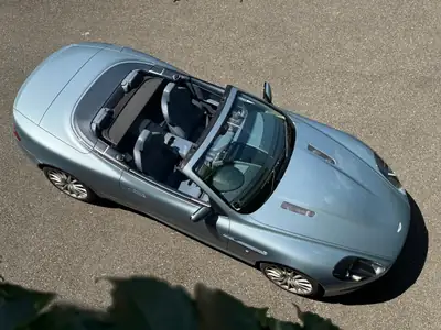 Aston Martin DB9 Cabriolet 2006 — Roadster britannique d'exception, 457 ch et rare teinte bleue — vista esterna