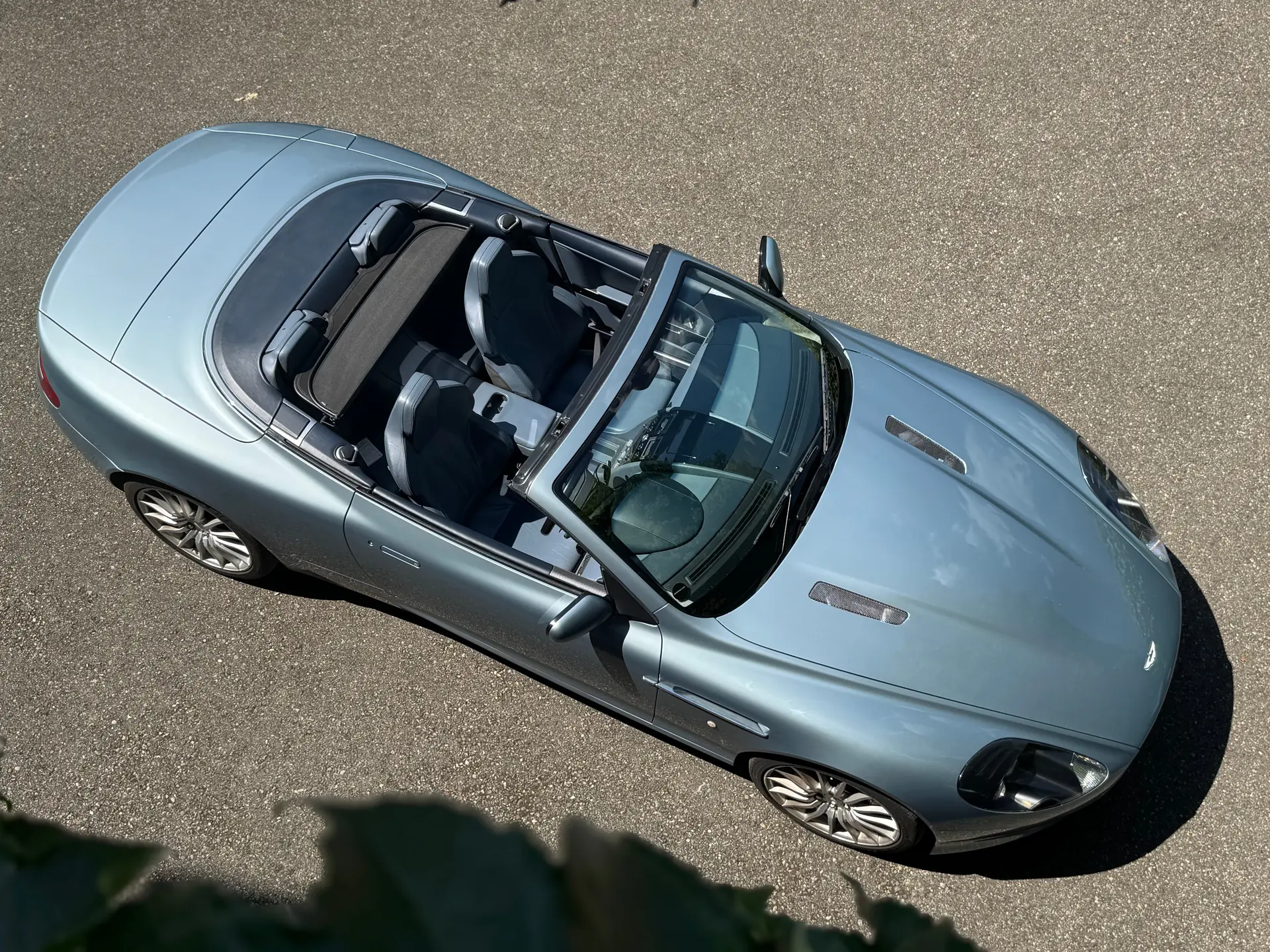 Aston Martin DB9 Cabriolet 2006 — Roadster britannique d'exception, 457 ch et rare teinte bleue