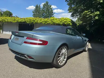 Aston Martin DB9 Cabriolet 2006 — Roadster britannique d'exception, 457 ch et rare teinte bleue — vista posteriore