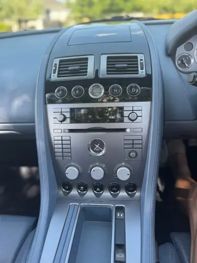 Aston Martin DB9 Cabriolet 2006 — Roadster britannique d'exception, 457 ch et rare teinte bleue — Miniatura 7