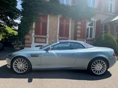 Aston Martin DB9 Cabriolet 2006 — Roadster britannique d'exception, 457 ch et rare teinte bleue — Miniatura 8
