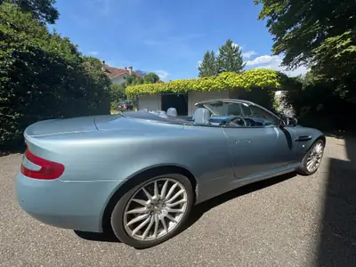 Aston Martin DB9 Cabriolet 2006 — Roadster britannique d'exception, 457 ch et rare teinte bleue — Miniatura 10