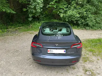 Tesla Model 3 Long Range Dual Motor AWD — Berline électrique performante, 462 ch, autonomie exceptionnelle — Innenraum