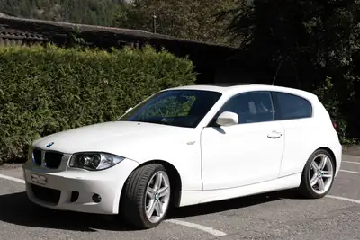 BMW 123d — Compacte sportive diesel, 204 ch, impeccable après révision — côté