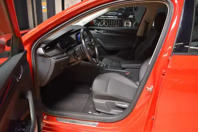 Skoda Octavia Combi 2.0 TDI DSG 4x4 — Break polyvalent, 150 PS, 93'000 km seulement — intérieur