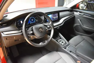 Skoda Octavia Combi 2.0 TDI DSG 4x4 — Break polyvalent, 150 PS, 93'000 km seulement — tableau de bord