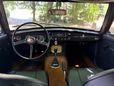 MG MGC GT 1970 — Coupé britannique 6-cylindres, 200 ch, état irréprochable — Miniatur 10