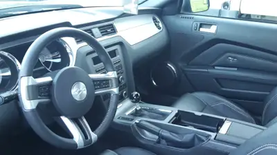 Ford Mustang 5.0 GT — Muscle car légendaire, boîte manuelle, 412 ch — arrière