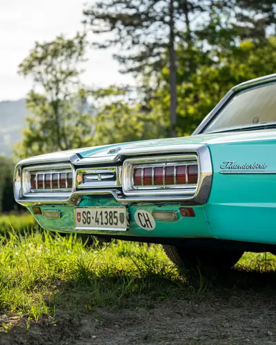 Ford Thunderbird Landau Coupé 1965 — Icône américaine turquoise, 5200 km d'exception — Seitenansicht