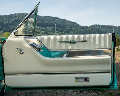 Ford Thunderbird Landau Coupé 1965 — Icône américaine turquoise, 5200 km d'exception — Miniatur 12