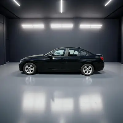 BMW 320i xDrive Steptronic — Berline polyvalente, transmission intégrale et sièges chauffants — fianco