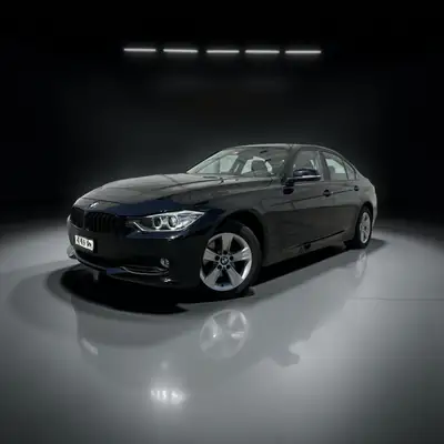 BMW 320i xDrive Steptronic — Berline polyvalente, transmission intégrale et sièges chauffants — vista esterna