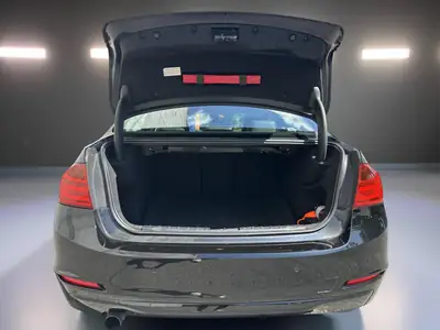 BMW 320i xDrive Steptronic — Berline polyvalente, transmission intégrale et sièges chauffants — dettaglio