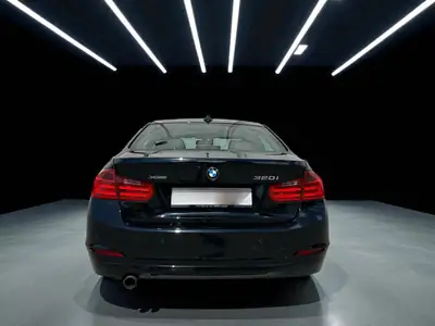 BMW 320i xDrive Steptronic — Berline polyvalente, transmission intégrale et sièges chauffants — cruscotto