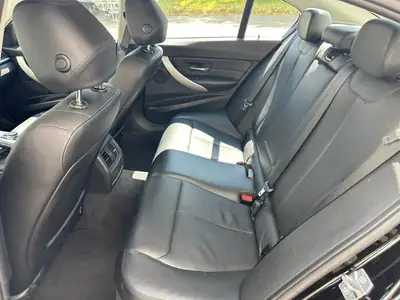 BMW 320i xDrive Steptronic — Berline polyvalente, transmission intégrale et sièges chauffants — Miniatura 8