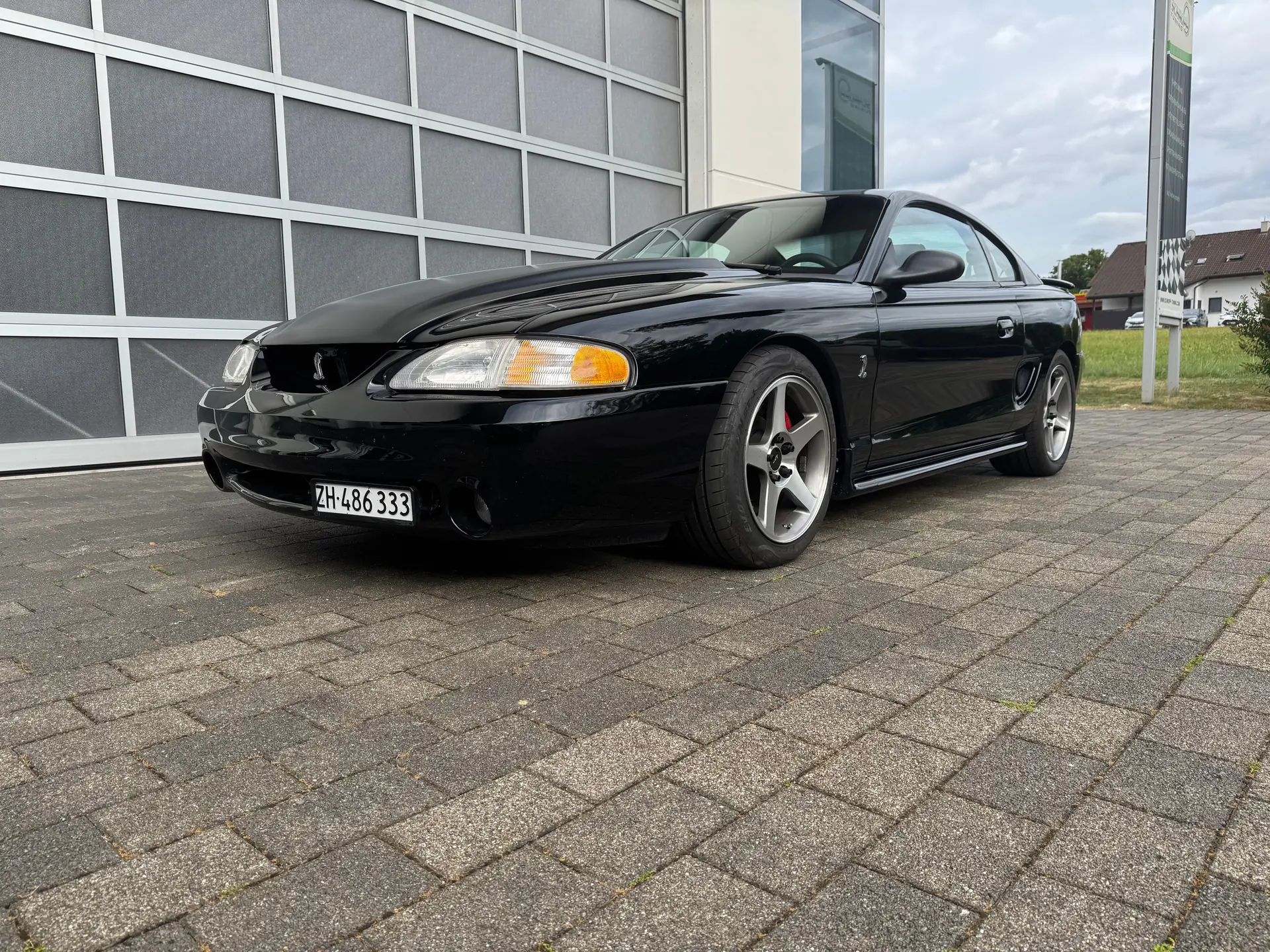 Ford Mustang SVT Cobra 1998 — Muscle car légendaire, 306 ch et boîte manuelle — vista esterna