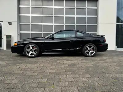 Ford Mustang SVT Cobra 1998 — Muscle car légendaire, 306 ch et boîte manuelle — fianco