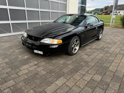 Ford Mustang SVT Cobra 1998 — Muscle car légendaire, 306 ch et boîte manuelle — vista posteriore