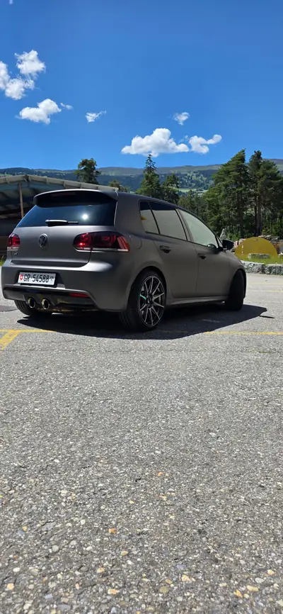VW Golf 2.0 TSI R 4Motion DSG — Performance et polyvalence, seulement 48'000 km — vista posteriore