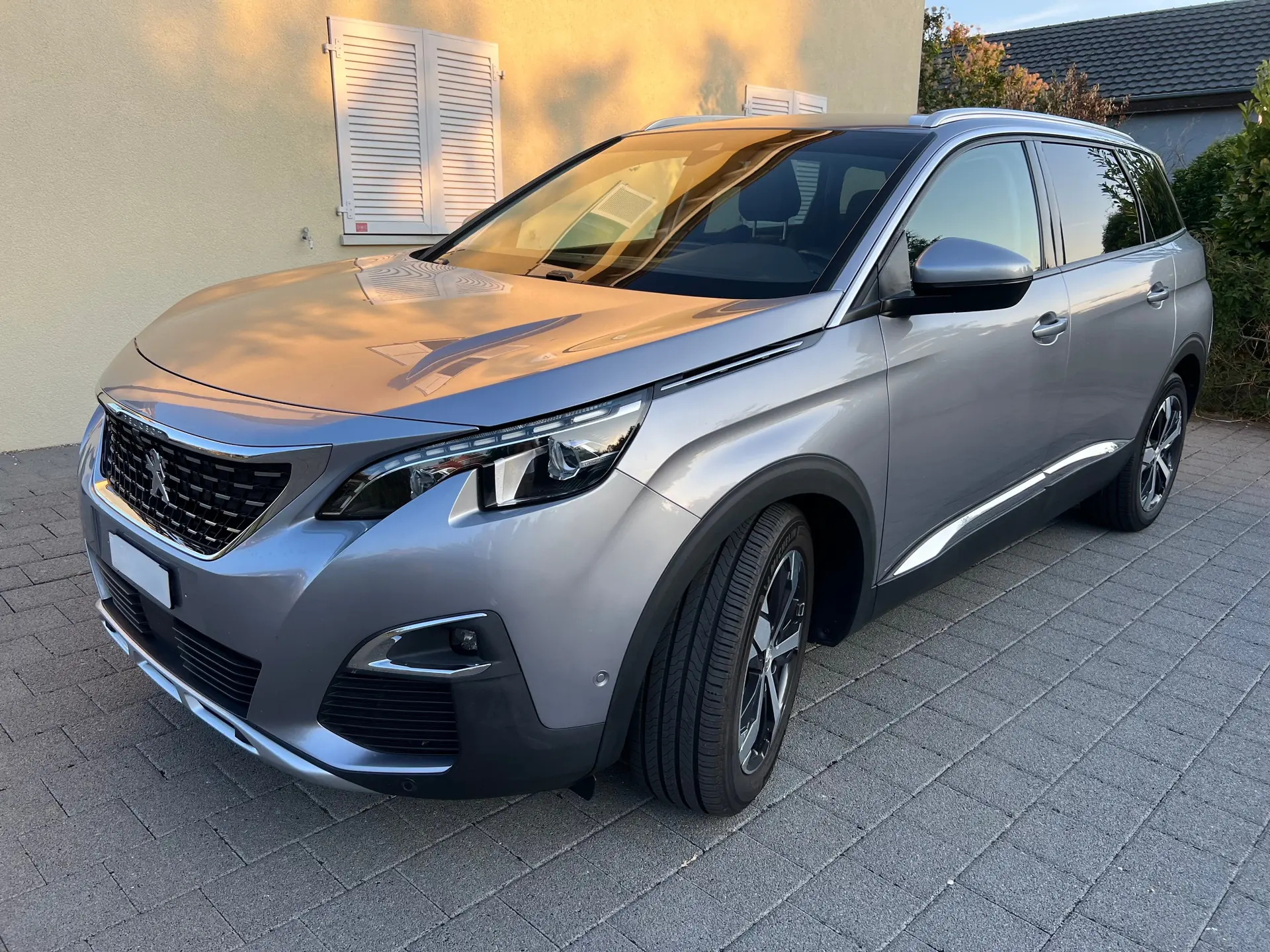 Peugeot 5008 1.6 BlueHDi Allure — SUV 7 places diesel, entretien soigné — vista esterna