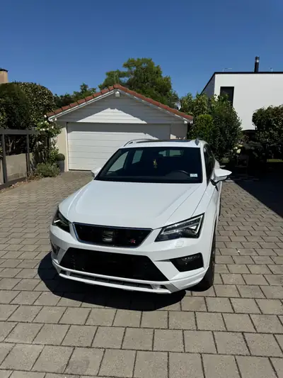 SEAT Ateca 150 ch — SUV compact sportif, essence automatique, kilométrage faible — Heckansicht