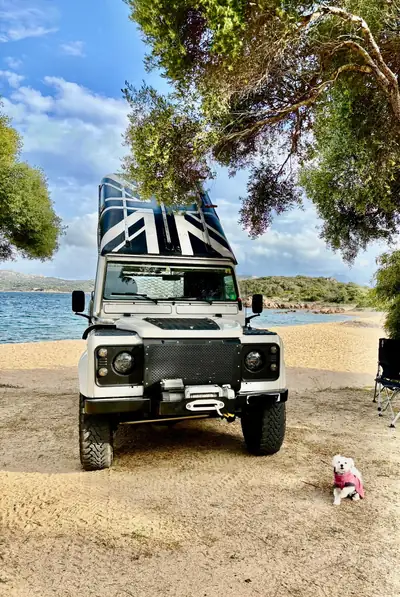 Land Rover Defender 90 CSW — Légende tout-terrain, diesel robuste 209 ch — côté