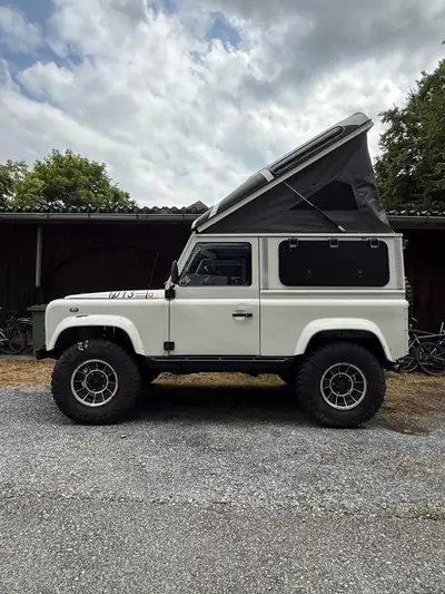 Land Rover Defender 90 CSW — Légende tout-terrain, diesel robuste 209 ch — vue extérieure