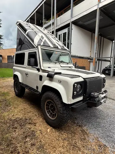 Land Rover Defender 90 CSW — Légende tout-terrain, diesel robuste 209 ch — détail