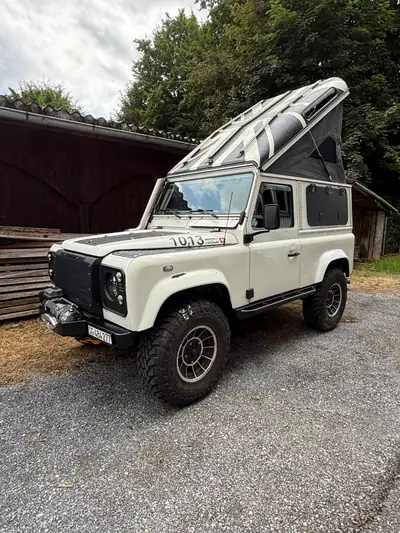 Land Rover Defender 90 CSW — Légende tout-terrain, diesel robuste 209 ch — Miniature 7