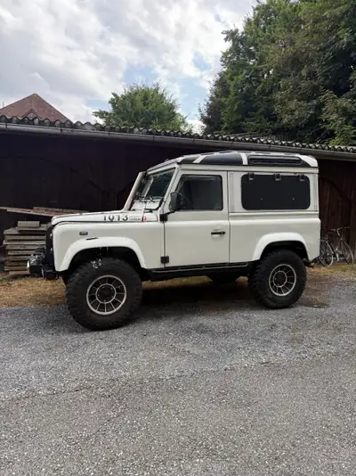 Land Rover Defender 90 CSW — Légende tout-terrain, diesel robuste 209 ch — Miniature 9