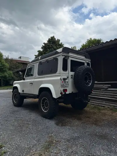 Land Rover Defender 90 CSW — Légende tout-terrain, diesel robuste 209 ch — Miniature 8