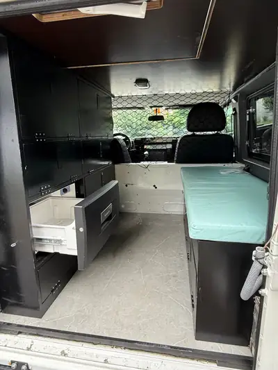 Land Rover Defender 90 CSW — Légende tout-terrain, diesel robuste 209 ch — Miniature 11