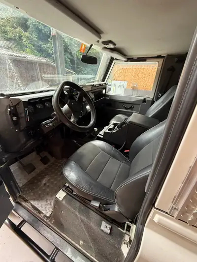 Land Rover Defender 90 CSW — Légende tout-terrain, diesel robuste 209 ch — Miniature 10
