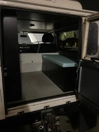 Land Rover Defender 90 CSW — Légende tout-terrain, diesel robuste 209 ch — Miniature 12
