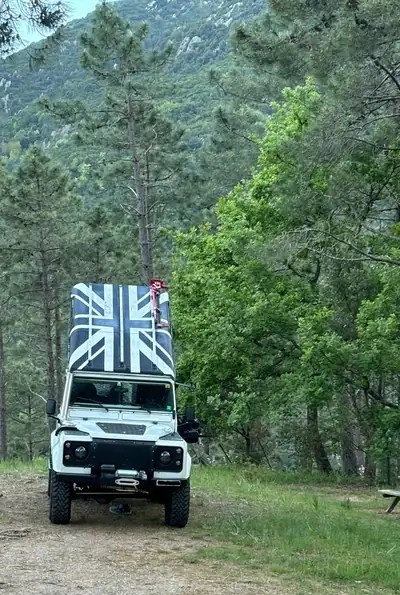 Land Rover Defender 90 CSW — Légende tout-terrain, diesel robuste 209 ch — Miniature 15