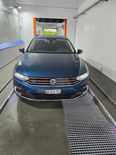VW Passat Variant 1.4 TSI GTE Hybrid — SUV rechargeable écologique et spacieux — vista esterna