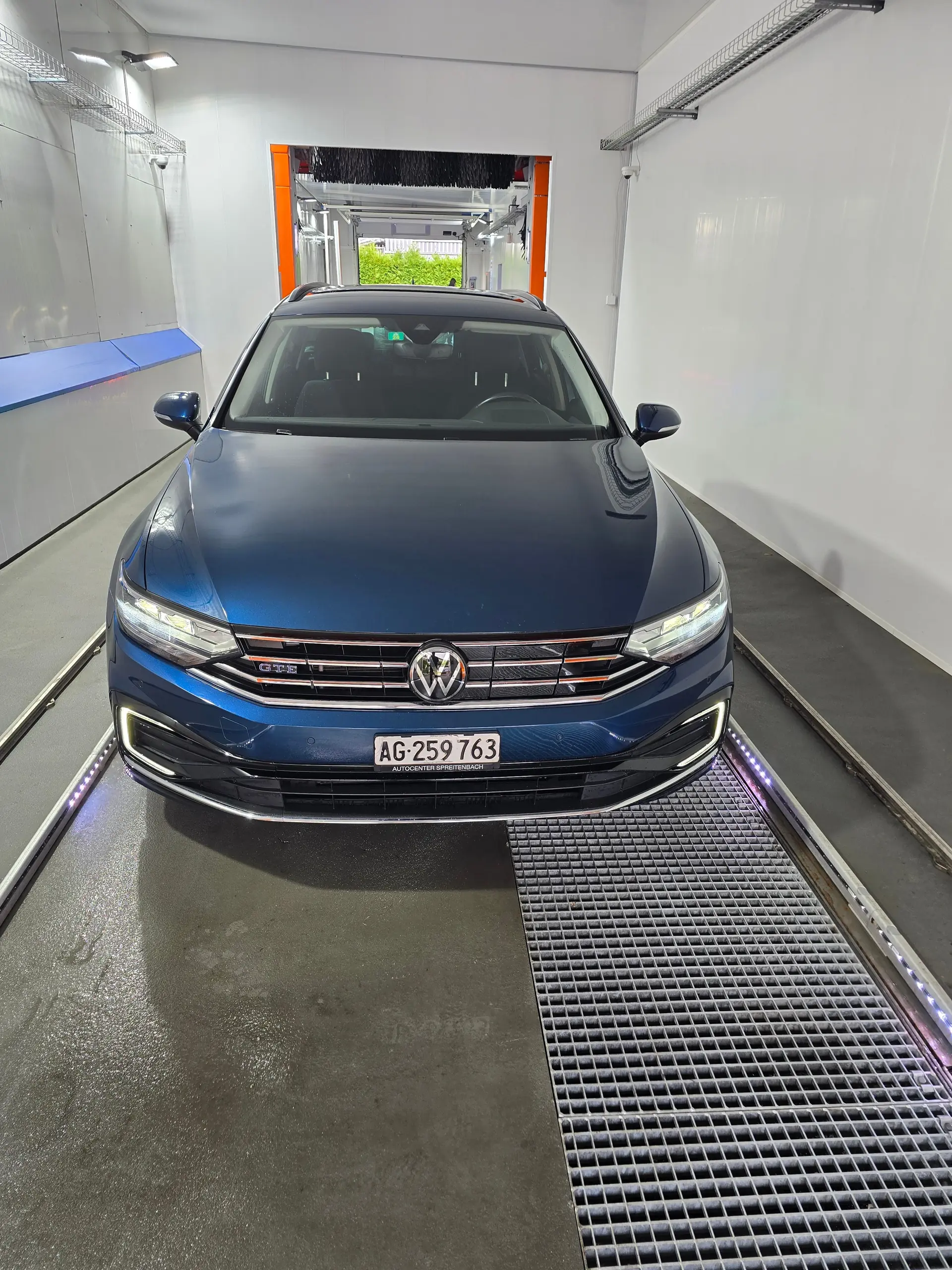 VW Passat Variant 1.4 TSI GTE Hybrid — SUV rechargeable écologique et spacieux — vista esterna