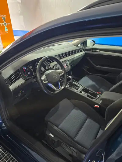 VW Passat Variant 1.4 TSI GTE Hybrid — SUV rechargeable écologique et spacieux — vista posteriore